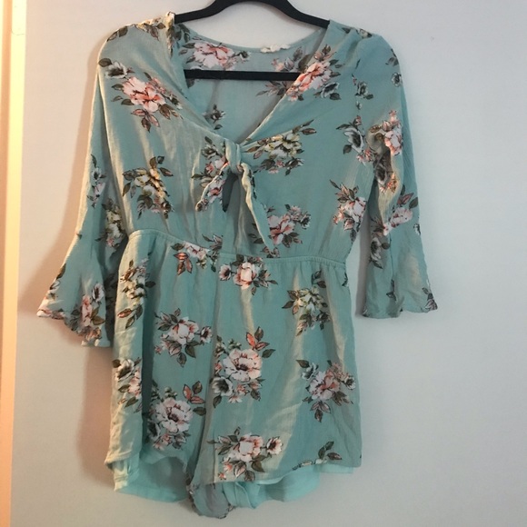 Anthropologie Pants - 🌸4 for 15🌸 E hangar M Floral romper
